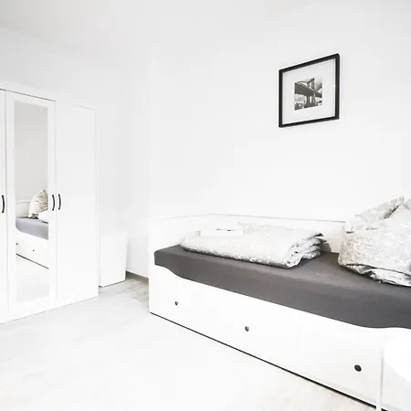 Sh Team 4 Fuer Max 19 Personen L Monteure L Messe L Business Apartament *